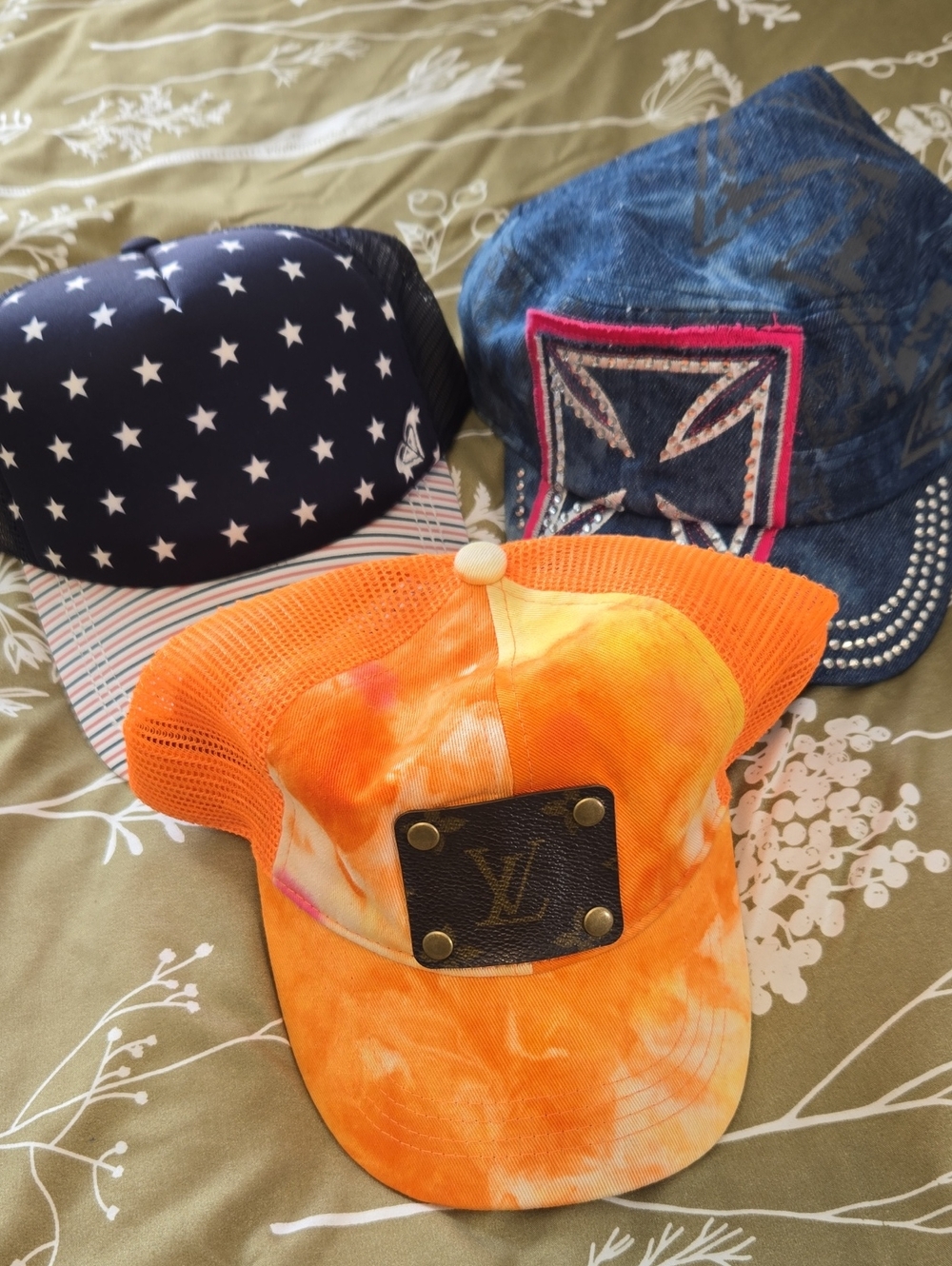 LOT OF 3 Xlnt.cond.& NWT,strap And Trucker Hats.L.V,crown,roxy,womens